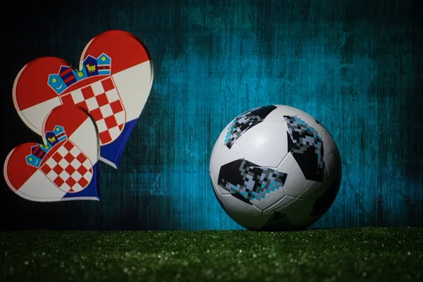 Bakü, Azerbaycan - 08 Temmuz 2018: Yaratıcı kavramı. Resmi Rusya 2018 Dünya Kupası futbol topu Adidas Telstar 18 yeşil çimenlerin üzerinde. Destek Hırvatistan takım kavramı. Seçici odak