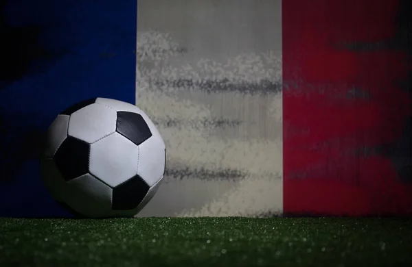 足球2018 创意理念 绿色草地上的足球 支持法国队的概念 选择性聚焦 — 图库照片