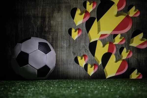 Futbol 2018. Yaratıcı kavramı. Yeşil çimenlerin üzerinde futbol topu. Destek Belçika takım kavramı. Seçici odak