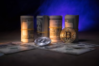 Bitcoin (sanal para) para ile toplu bize dolar koyu tonda sisli arka plan üzerinde. Seçici odak. Dijital para ve Bitcoin kavramı.