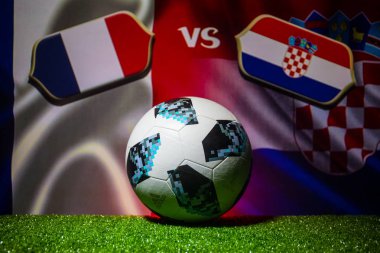 Bakü, Azerbaycan - 12 Temmuz 2018: Yaratıcı kavramı. Resmi Rusya 2018 Dünya Kupası futbol topu Adidas Telstar 18 yeşil çimenlerin üzerinde. Fransa ve Hırvatistan. Seçici odak