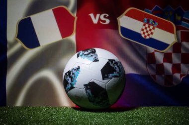 Bakü, Azerbaycan - 12 Temmuz 2018: Yaratıcı kavramı. Resmi Rusya 2018 Dünya Kupası futbol topu Adidas Telstar 18 yeşil çimenlerin üzerinde. Fransa ve Hırvatistan. Seçici odak
