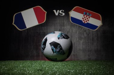 Bakü, Azerbaycan - 12 Temmuz 2018: Yaratıcı kavramı. Resmi Rusya 2018 Dünya Kupası futbol topu Adidas Telstar 18 yeşil çimenlerin üzerinde. Fransa ve Hırvatistan. Seçici odak