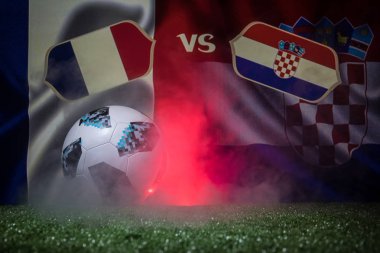 Bakü, Azerbaycan - 12 Temmuz 2018: Yaratıcı kavramı. Resmi Rusya 2018 Dünya Kupası futbol topu Adidas Telstar 18 yeşil çimenlerin üzerinde. Fransa ve Hırvatistan. Seçici odak