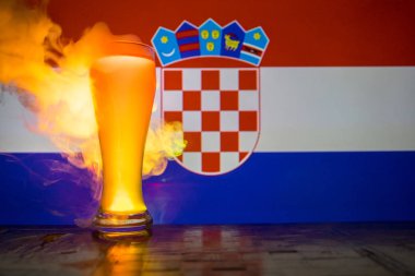 Masada tek bira cam. Ülkeniz bira konsepti ile destekler. Seçici odak