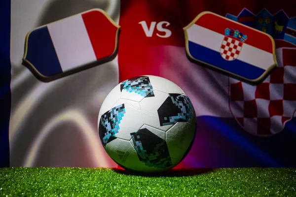 Bakü, Azerbaycan - 12 Temmuz 2018: Yaratıcı kavramı. Resmi Rusya 2018 Dünya Kupası futbol topu Adidas Telstar 18 yeşil çimenlerin üzerinde. Fransa ve Hırvatistan. Seçici odak