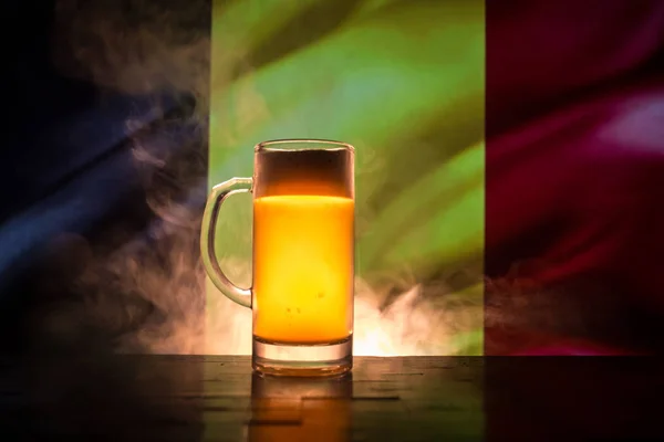 Copo Cerveja Única Mesa Apoie Seu País Com Conceito Cerveja — Fotografia de Stock