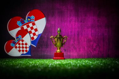 Hırvatistan bayrağı, altın şampiyonun Kupası çimenlerin üzerinde. Konsept spor. Seçici odak