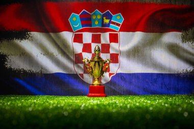 Hırvatistan bayrağı, altın şampiyonun Kupası çimenlerin üzerinde. Konsept spor. Seçici odak