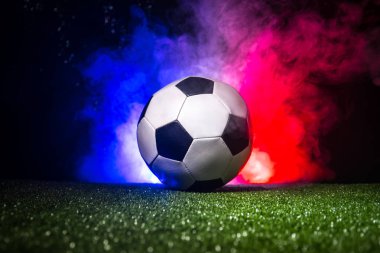 Fransa bayrağı duman ve ışıklar ile çim futbol topu. Futbol kavramı. Seçici odak