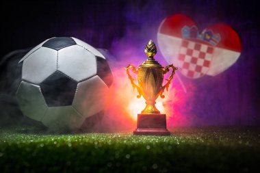 Hırvatistan bayrağı, şampiyon bir altın kupa ve futbol topu. Konsept spor. Seçici odak