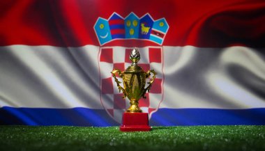 Hırvatistan bayrağı, altın şampiyonun Kupası çimenlerin üzerinde. Konsept spor. Seçici odak