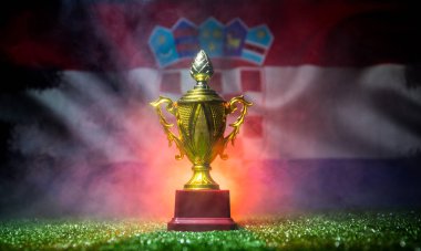 Hırvatistan bayrağı, altın şampiyonun Kupası çimenlerin üzerinde. Konsept spor. Seçici odak