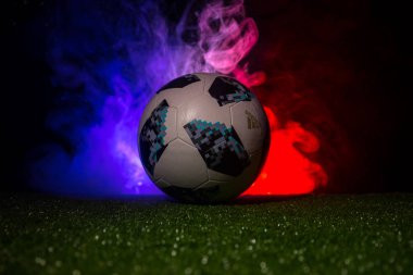 Bakü, Azerbaycan - 12 Temmuz 2018: Yaratıcı kavramı. Resmi Rusya 2018 Dünya Kupası futbol topu Adidas Telstar 18 yeşil çimenlerin üzerinde. Destek Fransa takım kavramı. Seçici odak