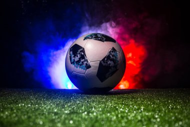 Bakü, Azerbaycan - 12 Temmuz 2018: Yaratıcı kavramı. Resmi Rusya 2018 Dünya Kupası futbol topu Adidas Telstar 18 yeşil çimenlerin üzerinde. Destek Fransa takım kavramı. Seçici odak