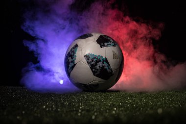 Bakü, Azerbaycan - 12 Temmuz 2018: Yaratıcı kavramı. Resmi Rusya 2018 Dünya Kupası futbol topu Adidas Telstar 18 yeşil çimenlerin üzerinde. Destek Fransa takım kavramı. Seçici odak