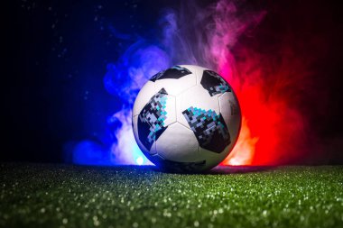 Bakü, Azerbaycan - 12 Temmuz 2018: Yaratıcı kavramı. Resmi Rusya 2018 Dünya Kupası futbol topu Adidas Telstar 18 yeşil çimenlerin üzerinde. Destek Fransa takım kavramı. Seçici odak