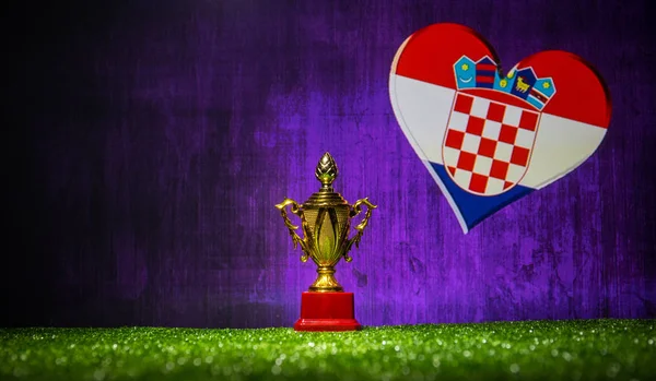 Hırvatistan bayrağı, altın şampiyonun Kupası çimenlerin üzerinde. Konsept spor. Seçici odak
