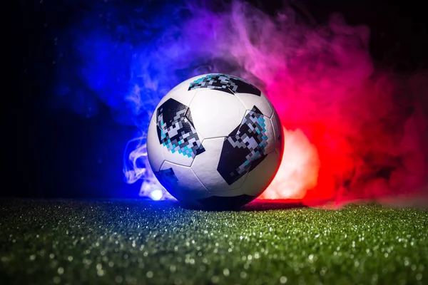Bakü, Azerbaycan - 12 Temmuz 2018: Yaratıcı kavramı. Resmi Rusya 2018 Dünya Kupası futbol topu Adidas Telstar 18 yeşil çimenlerin üzerinde. Destek Fransa takım kavramı. Seçici odak