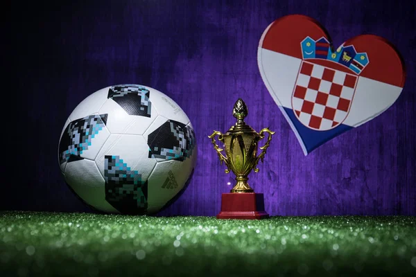 Bakü, Azerbaycan - 13 Temmuz 2018: Yaratıcı kavramı. Resmi Rusya 2018 Dünya Kupası futbol topu Adidas Telstar 18 ve şampiyon bir fincan yeşil çimenlerin üzerinde. Destek Hırvatistan takım kavramı. Seçici odak