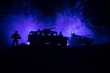 Savaş kavramı. Askeri siluetleri sahne savaş sis gökyüzü arka plan üzerinde mücadele, siluetleri aşağıda bulutlu manzarası, gece mücadele. Savaş sahnesi. Askerler ile ordu jeep araç. Ordu jeep
