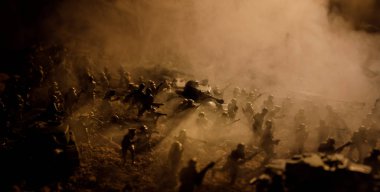 Savaş kavramı. Askeri siluetleri sahne üzerinde savaş sis sky mücadele arka plan, Dünya Savaşı askerler siluetleri bulutlu manzarası, gece aşağıda. Saldırı sahne. Zırhlı araçlar. Seçici odak. Dekorasyon