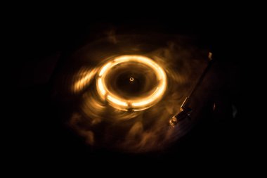 Müzik konsepti. FreezeLight parlak vinil koyu arka plan veya vinil parlayan Özet satırları konsepti ile koyu arka plan üzerinde oynarken pikap. Club poster tasarımı