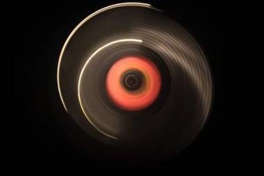 Müzik konsepti. FreezeLight parlak vinil koyu arka plan veya vinil parlayan Özet satırları konsepti ile koyu arka plan üzerinde oynarken pikap. Club poster tasarımı