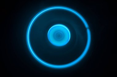 Müzik konsepti. FreezeLight parlak vinil koyu arka plan veya vinil parlayan Özet satırları konsepti ile koyu arka plan üzerinde oynarken pikap. Club poster tasarımı