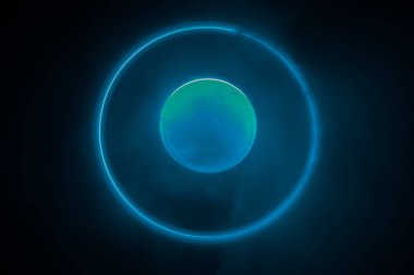 Müzik konsepti. FreezeLight parlak vinil koyu arka plan veya vinil parlayan Özet satırları konsepti ile koyu arka plan üzerinde oynarken pikap. Club poster tasarımı