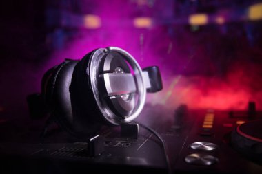 Seçici odak Pro dj Kumanda cihazı. Masa başında müzik parti gece kulübünde renkli disko ışıkları ile karıştırma Dj konsolu DJ. Görünümü kapatın