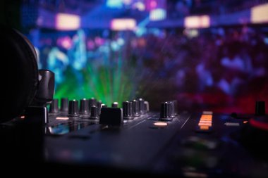 Seçici odak Pro dj Kumanda cihazı. Masa başında müzik parti gece kulübünde renkli disko ışıkları ile karıştırma Dj konsolu DJ. Görünümü kapatın