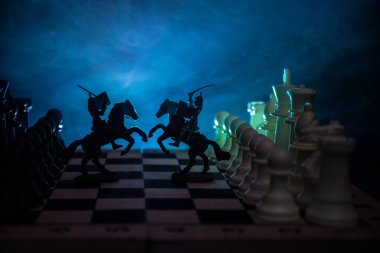 Süvari ve satranç tahtası üzerinde piyade ile ortaçağ savaş sahnesi. Satranç oyununu kavramı iş fikirleri ve rekabet ve strateji fikirler duman ve sis karanlık bir arka plan üzerinde satranç figürleri.