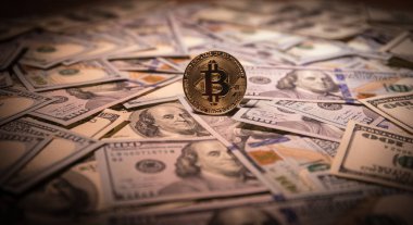 Bitcoin (sanal para) sikke üzerinde bize dolar kadar seçici odak kapatın. Dijital para ve Bitcoin kavramı.