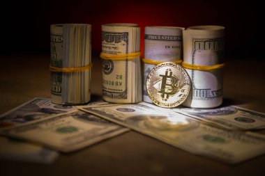 Bitcoin (sanal para) para ile toplu bize dolar koyu tonda sisli arka plan üzerinde. Seçici odak. Dijital para ve Bitcoin kavramı.