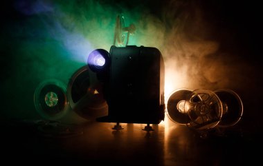Eski stil film projektör, Natürmort, yakın çekim. Film projektör dramatik aydınlatma ve seçici odak ahşap bir zemin üzerine. Film ve eğlence kavramının