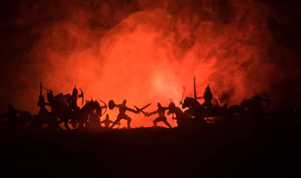 騎兵と歩兵の中世の戦闘シーン 個別のオブジェクトとして人物のシルエットは 暗いトーンの霧の背景に戦士の間戦います 夜のシーン 選択と集中 — ストック写真