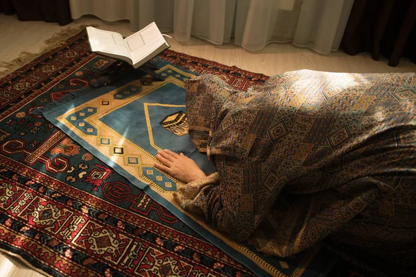 Mulher Muçulmana Orando Por Deus Deus Muçulmano Sala Perto Janela — Fotografia de Stock