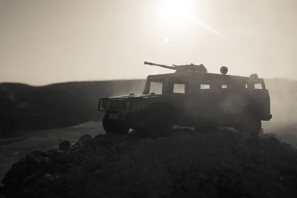 夕日を背景に軍事パトロール車 軍隊戦争の概念 アクションの銃がある装甲車のシルエット 飾られています 選択と集中 — ストック写真