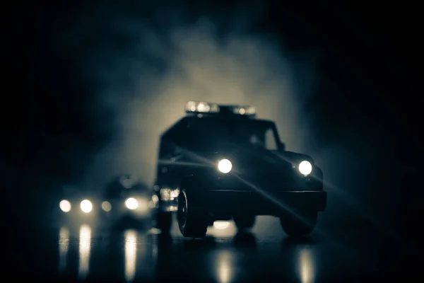 Politieauto Nachts Politieauto Achtervolgt Nachts Een Auto Met Mist Achtergrond — Stockfoto