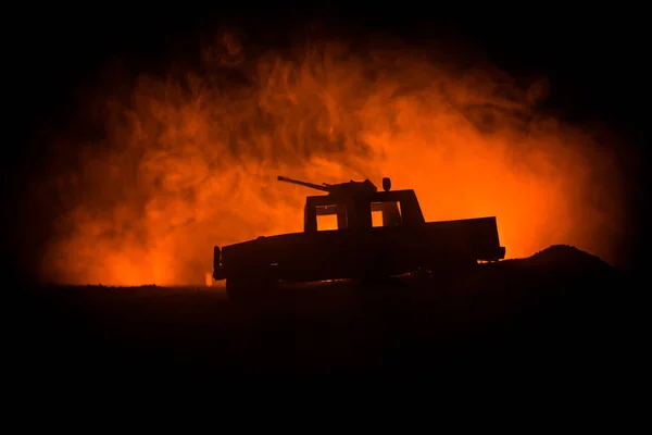 Militärpatrouillenwagen Auf Dunkel Getöntem Nebelhintergrund Heereskriegskonzept Silhouette Eines Gepanzerten Fahrzeugs — Stockfoto