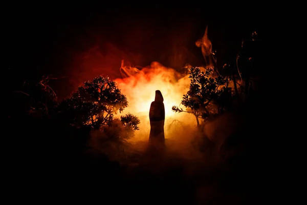 Horror Halloween Decorat Imagine Conceptuală Singură Fată Lumina Pădure Noaptea — Fotografie, imagine de stoc