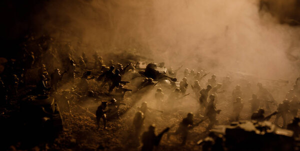 Концепция войны. Военные силуэты боевой сцены на фоне тумана на фоне неба войны, силуэты солдат мировой войны под облачным горизонтом ночью. Сцена нападения. Бронетехника. Выборочный фокус. Украшение
