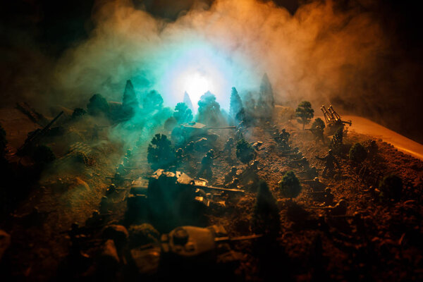 Концепция войны. Военные силуэты боевой сцены на фоне тумана на фоне неба войны, силуэты солдат мировой войны под облачным горизонтом ночью. Сцена нападения. Бронетехника. Выборочный фокус. Украшение
