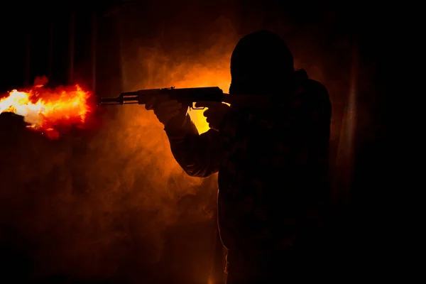 Silhouet Van Man Met Assault Rifle Klaar Vallen Donker Getinte — Stockfoto