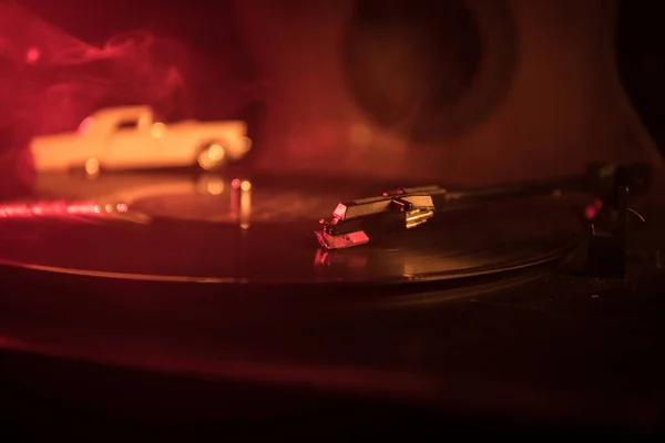 Record Vinil Vintage Jucând Jucător Chitară Acustică Fundal Fum Portocale — Fotografie, imagine de stoc