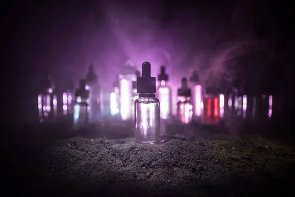 Vape Concept Rook Wolken Vape Vloeibare Flessen Donkere Achtergrond Lichteffecten — Stockfoto