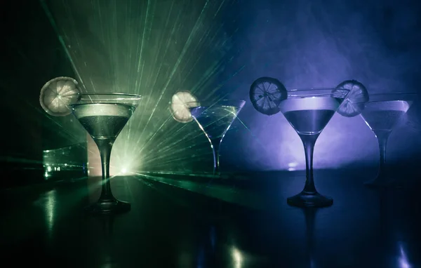 Mehrere Gläser Berühmten Cocktail Martini Aufgenommen Einer Bar Mit Dunkel — Stockfoto
