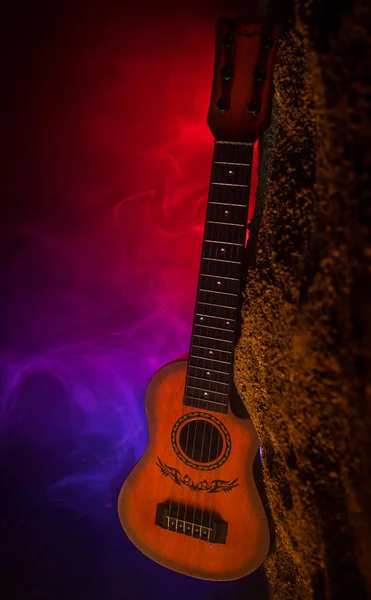 Concepto Musical Guitarra Acústica Aislada Sobre Fondo Oscuro Bajo Haz — Foto de Stock