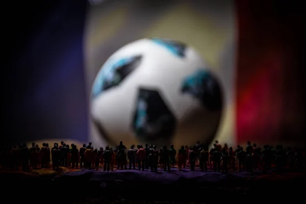 Silhueta Multidão Uma Grande Bola Futebol Borrada Conceito Criativo Foco — Fotografia de Stock